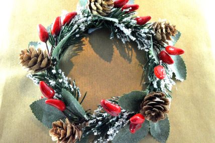 22027 - Snowy Holly Leaf & Pine Cone Wreath. Measures 13cm in diameter.