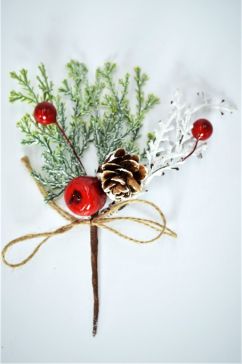 22029 - Twine, Berries & Pine Cones Pick. Measures - 16cm Height x 10cm Width.