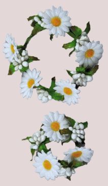 33020 - Beautiful Daisies in a circular floral arrangement.  Perfect as a hanging decoration or the centre piece of a candle. Two  sizes Available 
