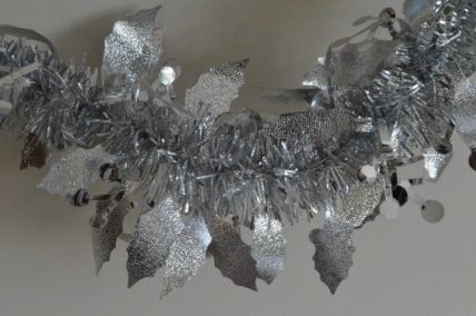 88136 - Silver Christmas Holly Leaf & Mistletoe Tinsel x 2 Metre Lengths!