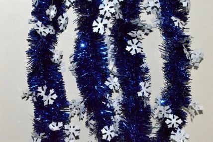 88139 - Blue Tinsel with Hanging White Snowflakes x 2 Metre Lengths!