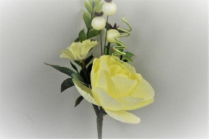 33016 - Soft Cream floral arrangement accompanied with delicate embellishments and leaves. Floral Pick.  Height  19cms ,  Width  8cms  (approx)