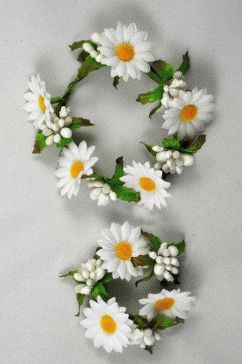 33020 - Beautiful Daisies in a circular floral arrangement.  Perfect as a hanging decoration or the centre piece of a candle 
