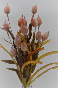 33023 - Golden floral display with soft textures of leaves and grasses