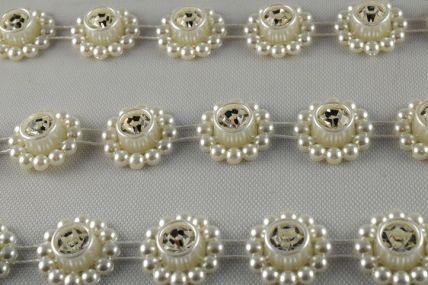 14mm Cream Bead Decorations with Central Crystal x 3 Metre Rolls!!