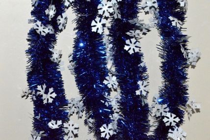 88139 - Blue Tinsel with Hanging White Snowflakes x 2 Metre Lengths!